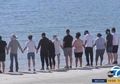 Para Pemain Glee Saling Gandengan di Tepi Danau Lokasi Jasad Naya Ditemukan