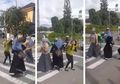 Urat Malunya Udah Putus, 3 Emak-emak Ini Buat Geram Netizen Usai Suguhkan Aksi Joget di Lampu Merah: Makin Tua Makin Bungul!