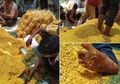 Menjijikkan, Beredar Foto Pengemasan Snack Curah Jauh dari Kata Bersih, Diletakkan di Pinggir Jalan Sampai Dinjak-injak Kaki Pekerjanya, Masih Mau Makan?