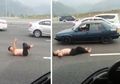 Diduga Mabuk, Pria Ini Nekat Lakukan Yoga di Tengah Jalan Tol