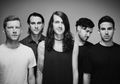 Kosong Jadwal Konser, Mayday Parade Cover Lagu The Beatles "I Want To Hold Your Hand"