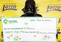 Kocak! Pemenang Lotere Rp 9 M Ngeklaim Hadiahnya Pake Kostum Darth Vader Biar Identitasnya Nggak Kegep Orang