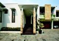 Pesona Fasad Rumah Tropis dan Arsitektur Modern yang Merespons Iklim