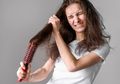 7 Kesalahan Umum Saat Menyisir yang Sebabkan Rambut Rontok