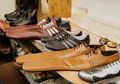 Cocok Buat Physical Distancing, Perajin Ini Bikin Sepatu dengan Ukuran Nggak Wajar