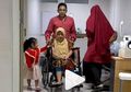 Pilu, Pria Ini Rela Mundur dari Pekerjaan demi Rawat Istrinya yang Sakit Berat