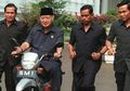 Bukti Kesangaran Soeharto yang Sangat Melegenda, Ogah Pakai Rompi Anti Peluru dan Helm Meski Sedang Diincar Sniper, Raut Wajahnya Buat Para Pengawal Bingung Bukan Kepalang