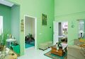 Inspirasi Rumah 2 Lantai dengan Dominasi Hijau Muda, Walau Hanya Seluas 75 Meter tapi Keren Banget Dalamnya!