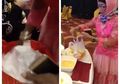 Bak Urat Malunya Sudah Putus, Emak-emak ini Nekat Bawa Kantong Kresek demi Bisa 'Rampok' Hidangan di Resepsi Pernikahan