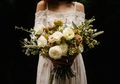 Viral Gaun Pengantin Berbentuk Aneh, Ada Serentetan Bunga di Bagian Bokong Pengantin