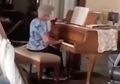 Viral! Barang di Sekitarnya Porak Poranda Karena Ledakan di Lebanon, Nenek Ini Malah Bermain Piano dengan Emosional