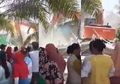 Jangan Pernah Main Api Perselingkuhan, Tak Terima Dimadu, Istri Tua Gelap Mata Terbakar Emosi Hancurkan Rumah Istri Muda Pakai Excavator, Aksinya Kemarahannya Viral di Sosial Media