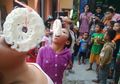 Harus Taati Protokol Kesehatan, Lomba Makan Krupuk Ini Malah Bikin Kesel