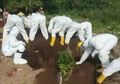 Takut Tertular Virus Corona, Petugas Pemakaman Jenazah Pasien Covid-19 Terpaksa Menutup Liang Lahat dengan Tangan Kosong
