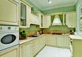 Agar Dapur Klasik Tak Terkesan Suram, Pilih Warna Kayu Terang