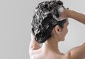 4 Cara Mengatasi Kerontokan Rambut yang Bisa Dicoba di Rumah