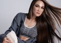 Saking Tajirnya! Harga Sandal yang Dipakai Luna Maya Malah Mencuri Perhatian