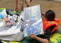 Perempuan Trabas Banjir Demi Selamatkan Gundam Kekasihnya,