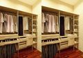 Biasa Ganti Baju di Kamar? Bikin Walk-In Closet untuk Jaga Kerapian