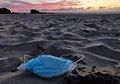 Pandemi COVID-19, Sampah Masker dan APD Banyak Ditemukan di Pantai