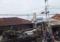 Tak Ada Korban Jiwa, Tank TNI Ini Hilang Kendali Berakhir Hantam Gerobak Gorengan dan 4 Sepeda Motor yang Sedang Parkir di Pinggir Jalan