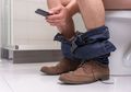 Stop Lakukan Kebiasaan Buruk Ini, Bawa Smartphone ke Kamar Mandi Bisa Bahayakan Kesehatan, Picu Penyakit Ini!