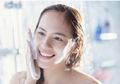Lagi Ngirit Tapi Tetap Ingin Merawat Kulit? Campur Baking Soda dengan Face Wash Sesaat Sebelum Mandi dan Rasakan Perubahan Tak Terduga Ini