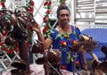 Mengolah Tempurung Kelapa Jadi Karya Seni Beromzet Puluhan Juta Rupiah