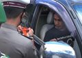 Seberapa Perlu Pake Masker Saat Naik Mobil Sendirian? Simak Tanggapan Medis Berikut