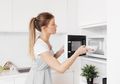 Apakah Aman Memasak atau Memanaskan Makanan Pakai Microwave? Yuk Cari Tahu Jawabannya di Sini