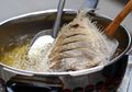 Jangan Dibuang, Sulap Minyak Goreng Bekas Jadi Jernih Lagi Cuma dengan Gumpalan Nasi dan Kulit Pisang!