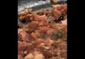 Duh! Enak-Enaknya Makan di Resto All You Can Eat, Malah Dapet Bonus Kecoa Hidup