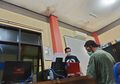 Teriak-teriak 'Besok Kiamat', Pria Ini Tabrak Gerbang Polres Tasikmalaya, Terobos Masuk Hingga Rebut Senjata Polisi, Kenapa?