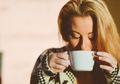 Sama-sama Jadi Teman Bersantai, Lebih Sehat Manakah Antara Kopi dan Teh?