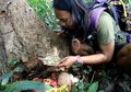YouTuber Petualang Rambah Konten Kuliner, Bikin Acara Mukbang Sesajen di Hutan Angker