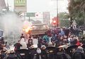 Tak Bisa Tenang Gara-gara Aksi Berujung Ricuh, Para Polisi Harus Rela Tahan Lapar Seharian Demi Amankan Demo di Kartasura, Begini Potretnya Saat Akhirnya Istirahat Santap Lauk di Pinggir Jalan