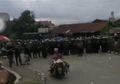 Emang Enggak Punya Rasa Takut, Emak-emak Bawa Bebek Nekat Tembus Barikade Polisi yang Sedang Amankan Demo UU Cipta Kerja, Kompol Nono Rusmana: Mana Bisa Kita Tahan