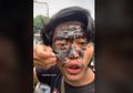 Akui Terapkan Protokol Covid-19 Saat Demo, Cowok Ini Malah Pake Masker Wajah Sekali Pake