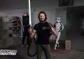 YouTuber Kanada Berhasil Bikin Lightsaber 'Star Wars' Sungguhan Yang Bisa Membelah Baja