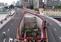 3 Rumah Yang Berdiri di Tempat Paling Absurd, Dari Di Tengah Bandara Sampai Dihimpit Flyover