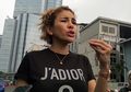 Nikita Mirzani Marah Saat Live di TV hingga Tendang Meja, Mpok Alpa Ketakutan dan Menangis Sesenggukan