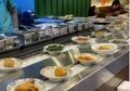 Nggak Cuman Resto Sushi Aja, Restoran Padang ini Pake Conveyor Belt Juga, Keren!