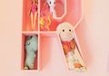 Inspirasi Rak Gantung Unik untuk Kamar Anak, Bisa Juga Gunakan Inisial!