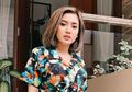Unggah Foto Bekerja di Selang Liburannya Cuma Pakai Kemben Sambil Duduk di Tepi Pantai, Penampilan Cita Citata ini Langsung Dapat Pujian dari Netizen: Kamu itu Imut, Gak Pernah Bosen Liatnya