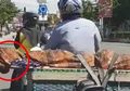 Bikin Heran Pengendara Motor Ini Angkut Jenazah di Boyolali Pakai Kain Jarit Di Atas Beronjong Dengan Tali Karet, Apa Sebabnya?
