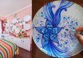 Fasilitasi Kreativitas Anak dalam Menggambar untuk Hiasan di Kamarnya