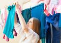 Manfaatkan Kipas Angin atau Hair Dryer, Begini Cara Mengatasi Baju Bau Apek Saat Kehujanan!
