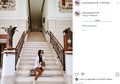 Foto di Tangga, Tas Kulit Sapi Syahrini jadi Sorotan Netizen, Ternyata Harganya Bikin Geleng-geleng Kepala!