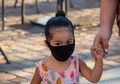 Begini Cara Terbaik Agar Si Kecil Mau Pakai Masker untuk Cegah Covid-19, Bukan dengan Paksaan, Tapi Coba Ini!