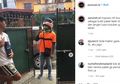 Pose Terima Paket Layaknya Model Difoto Oleh Kurir Tengah Viral di Medsos